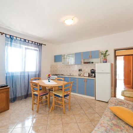 2 Bedroom Lovely Apartment In Kustići Kültér fotó