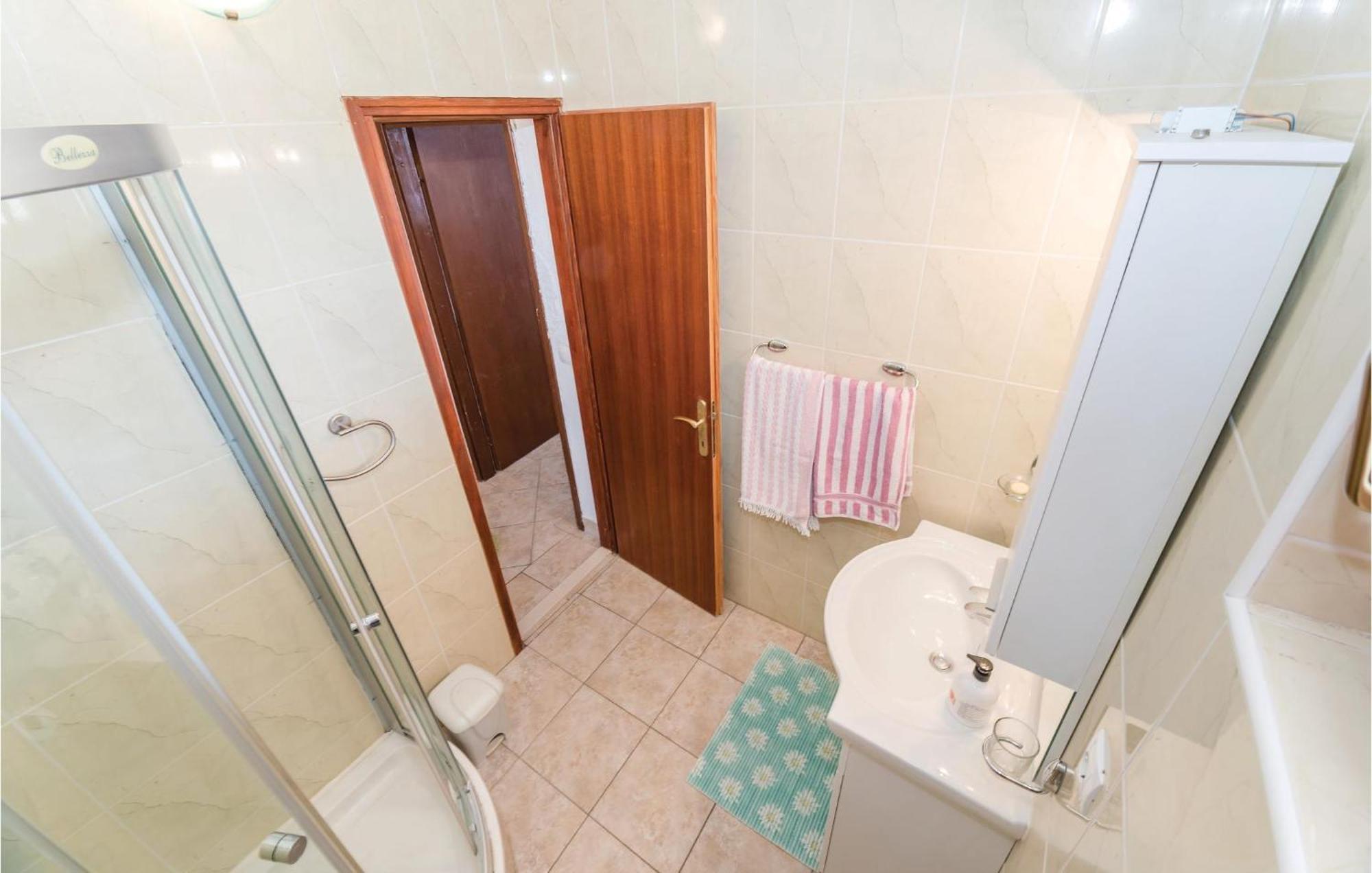 2 Bedroom Lovely Apartment In Kustići Kültér fotó