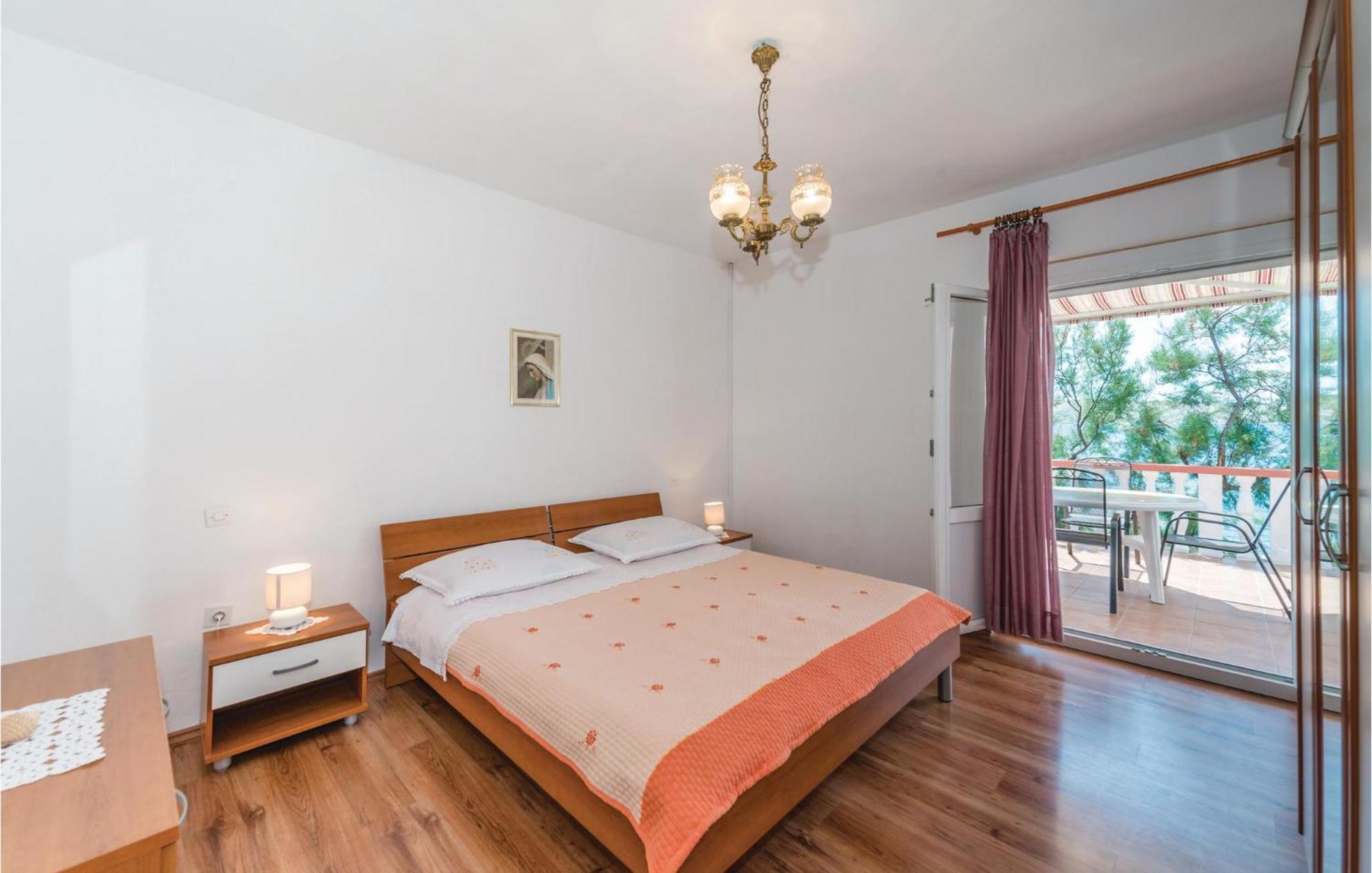 2 Bedroom Lovely Apartment In Kustići Kültér fotó