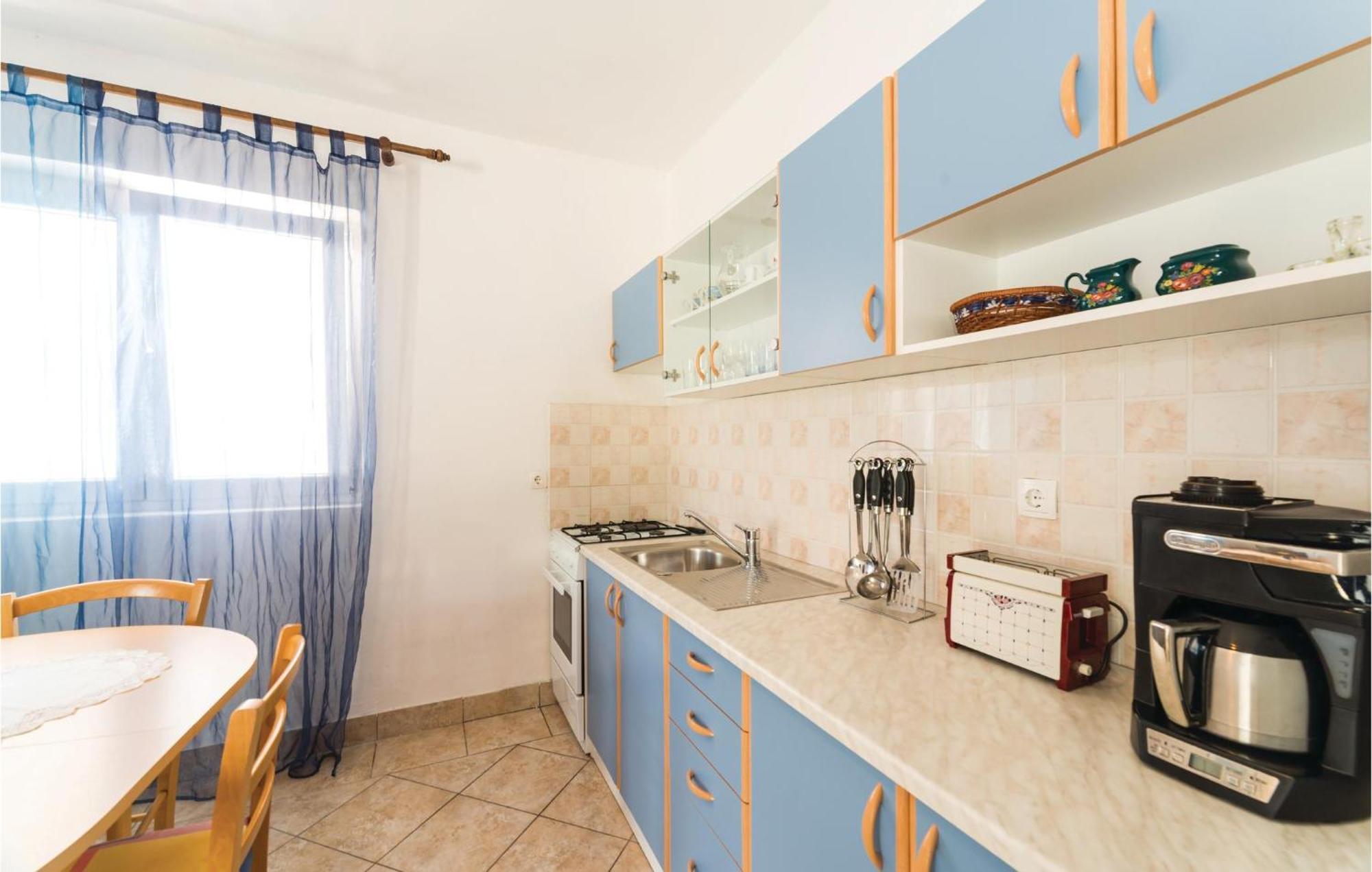 2 Bedroom Lovely Apartment In Kustići Kültér fotó